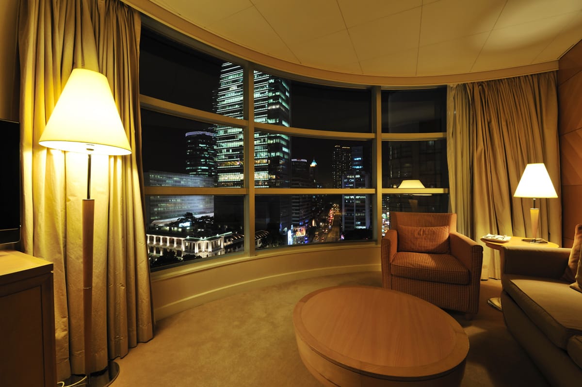 luxurious-hotel-room-2021-08-26-16-18-41-utc